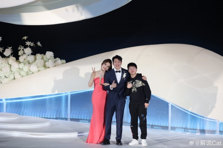 解说猫分享与泽元玉霜的合影：恭喜关哥！新婚快乐